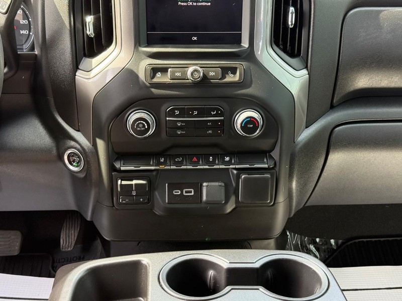 Chevrolet Silverado 2500HD Vehicle Full-screen Gallery Image 14