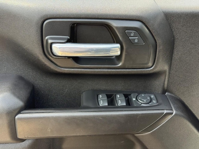 Chevrolet Silverado 2500HD Vehicle Full-screen Gallery Image 15