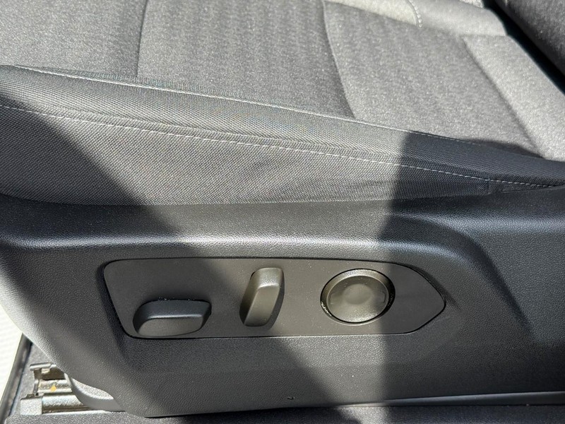 Chevrolet Silverado 2500HD Vehicle Full-screen Gallery Image 17