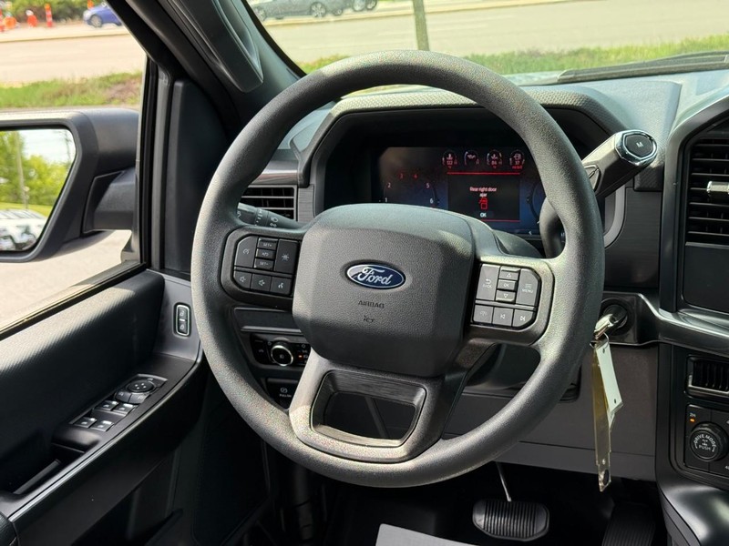 Ford F-150 Vehicle Full-screen Gallery Image 12