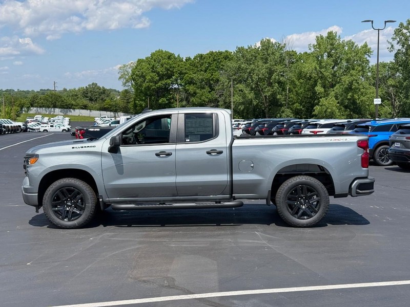 Chevrolet Silverado 1500 Vehicle Full-screen Gallery Image 2