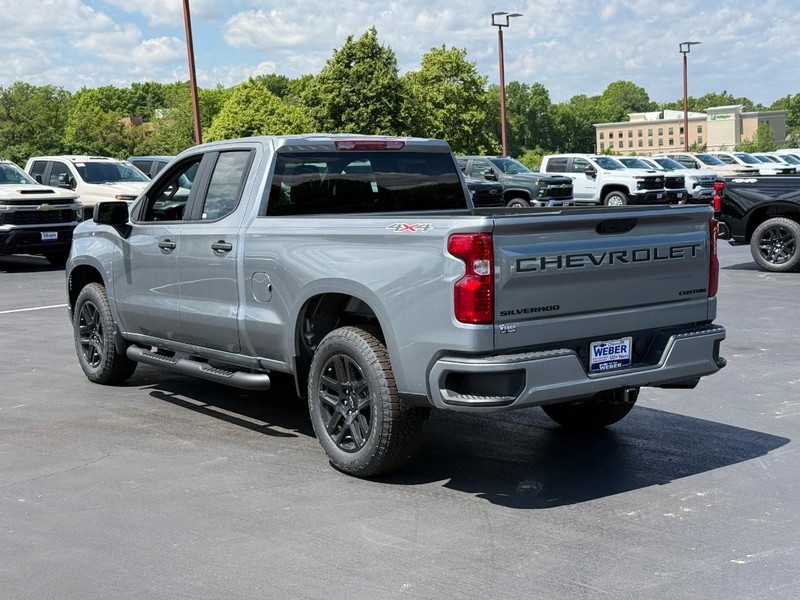 Chevrolet Silverado 1500 Vehicle Full-screen Gallery Image 3