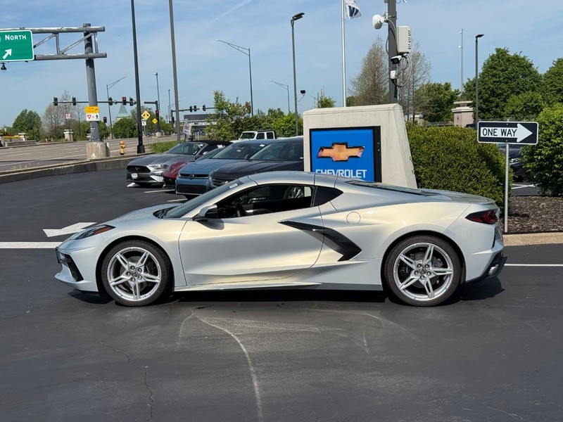 Chevrolet Corvette Vehicle Full-screen Gallery Image 2