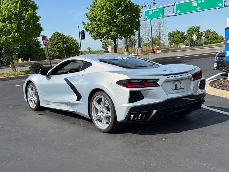 Chevrolet Corvette Vehicle Full-screen Gallery Image 3