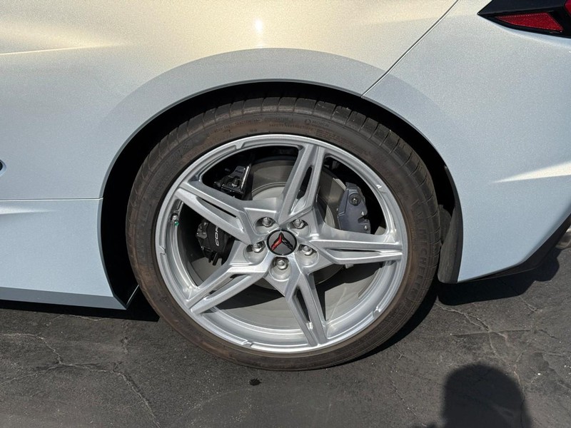 Chevrolet Corvette Vehicle Full-screen Gallery Image 4