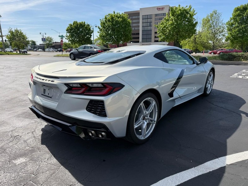 Chevrolet Corvette Vehicle Full-screen Gallery Image 7