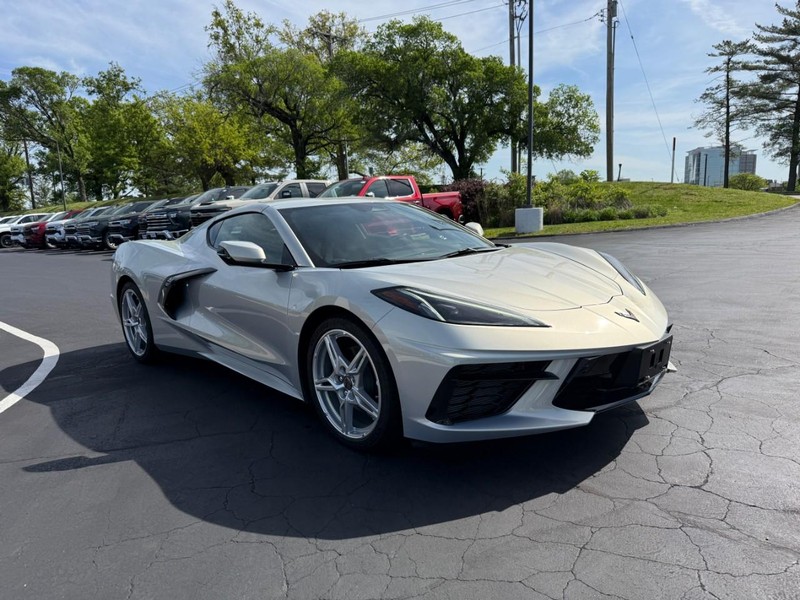 Chevrolet Corvette Vehicle Full-screen Gallery Image 8