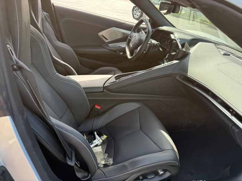 Chevrolet Corvette Vehicle Full-screen Gallery Image 10