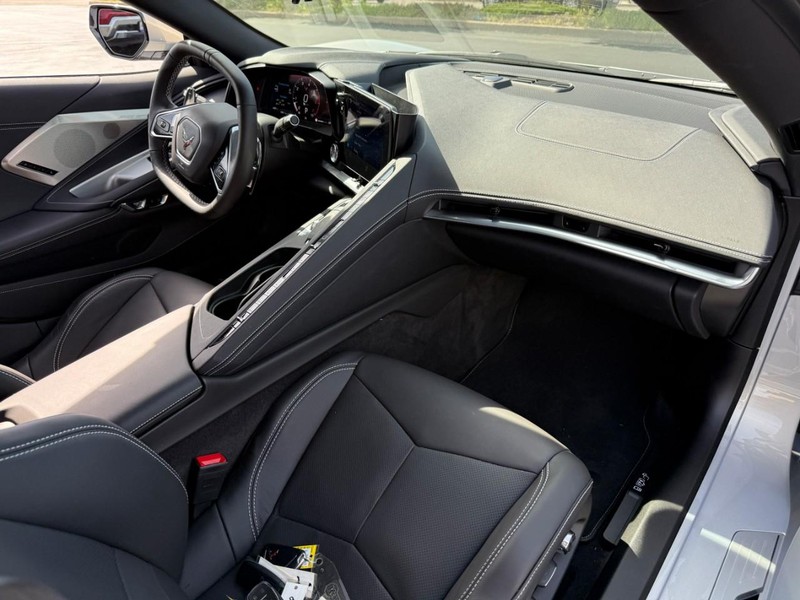 Chevrolet Corvette Vehicle Full-screen Gallery Image 11