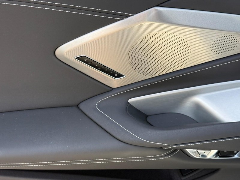 Chevrolet Corvette Vehicle Full-screen Gallery Image 12