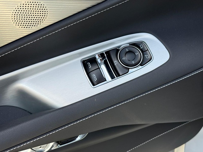 Chevrolet Corvette Vehicle Full-screen Gallery Image 13