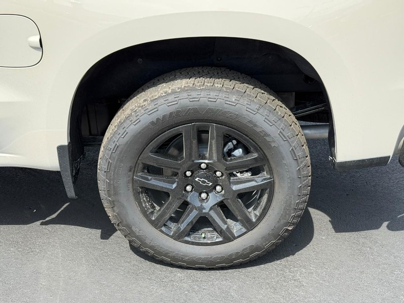 Chevrolet Silverado 1500 Vehicle Full-screen Gallery Image 4