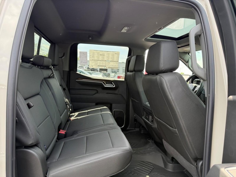 Chevrolet Silverado 1500 Vehicle Full-screen Gallery Image 6