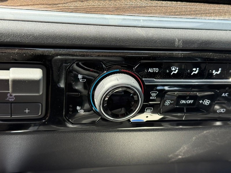 Chevrolet Silverado 1500 Vehicle Full-screen Gallery Image 17