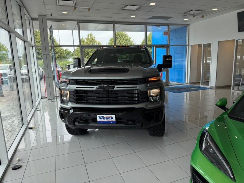 Chevrolet Silverado 2500HD Vehicle Full-screen Gallery Image 2