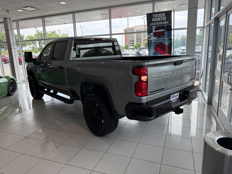 Chevrolet Silverado 2500HD Vehicle Full-screen Gallery Image 3