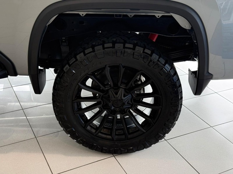 Chevrolet Silverado 2500HD Vehicle Full-screen Gallery Image 4