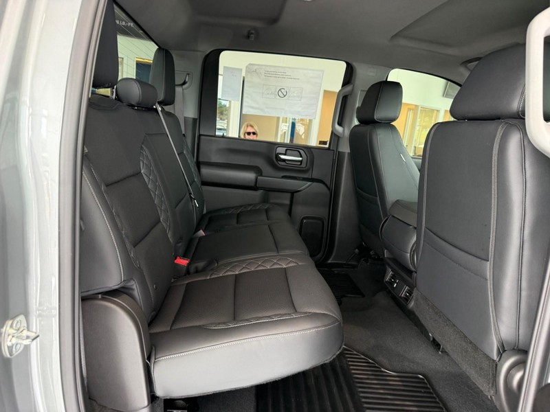 Chevrolet Silverado 2500HD Vehicle Full-screen Gallery Image 5