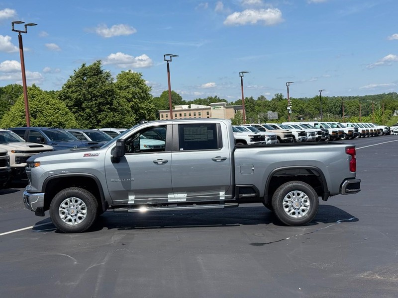 Chevrolet Silverado 2500HD Vehicle Full-screen Gallery Image 2