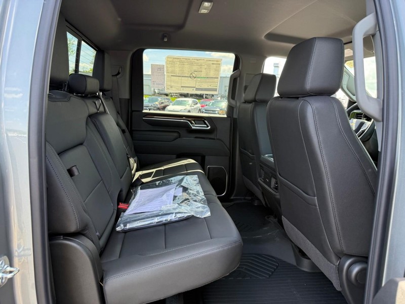 Chevrolet Silverado 2500HD Vehicle Full-screen Gallery Image 5