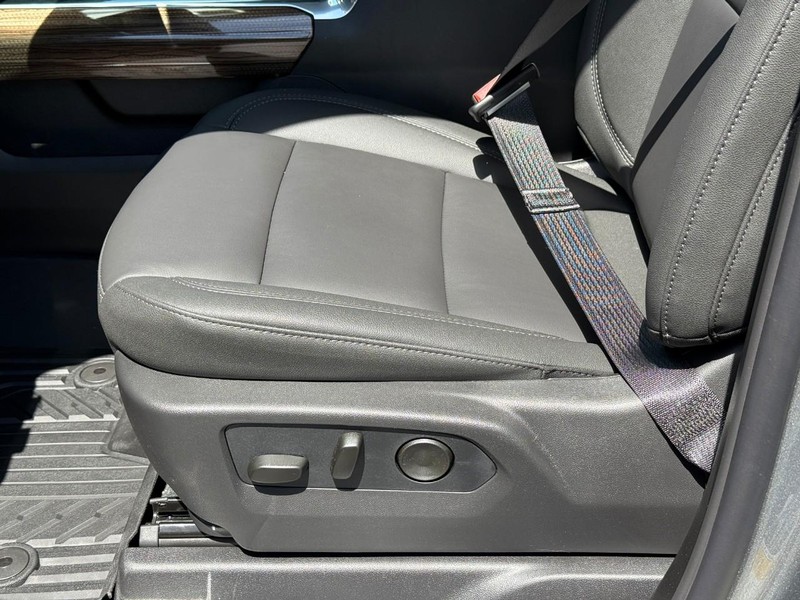 Chevrolet Silverado 2500HD Vehicle Full-screen Gallery Image 11