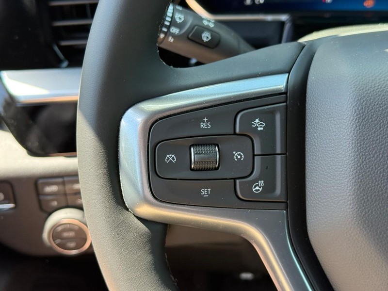 Chevrolet Silverado 2500HD Vehicle Full-screen Gallery Image 12