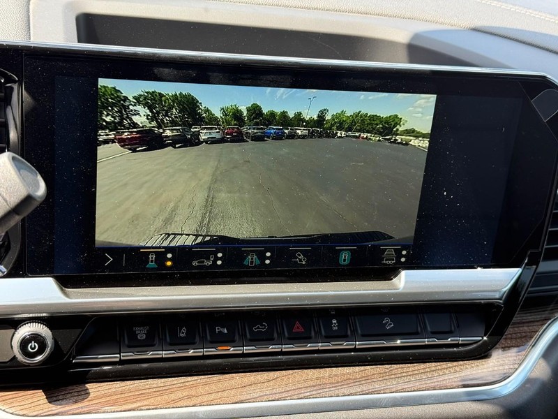 Chevrolet Silverado 2500HD Vehicle Full-screen Gallery Image 15