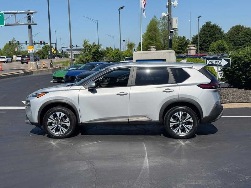 Nissan Rogue Vehicle Full-screen Gallery Image 2