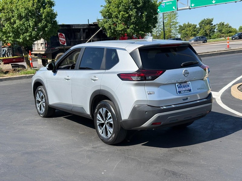 Nissan Rogue Vehicle Full-screen Gallery Image 3