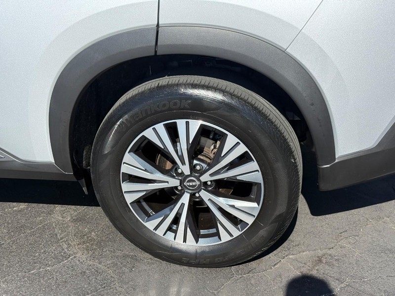 Nissan Rogue Vehicle Full-screen Gallery Image 4
