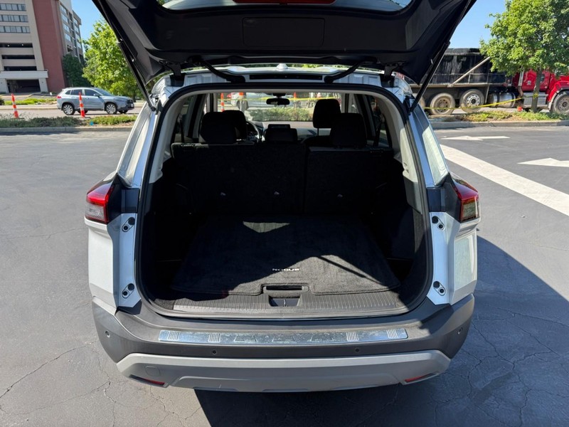Nissan Rogue Vehicle Full-screen Gallery Image 6
