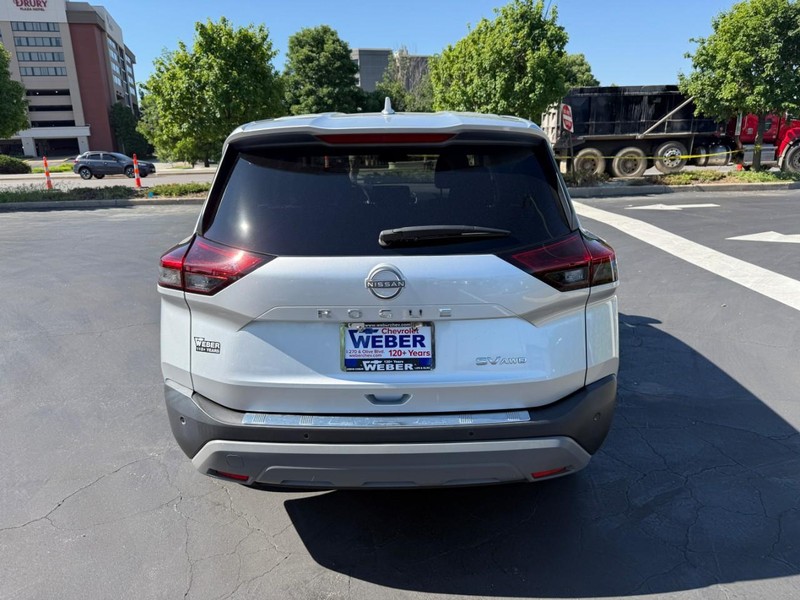 Nissan Rogue Vehicle Full-screen Gallery Image 7