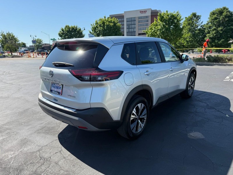 Nissan Rogue Vehicle Full-screen Gallery Image 8