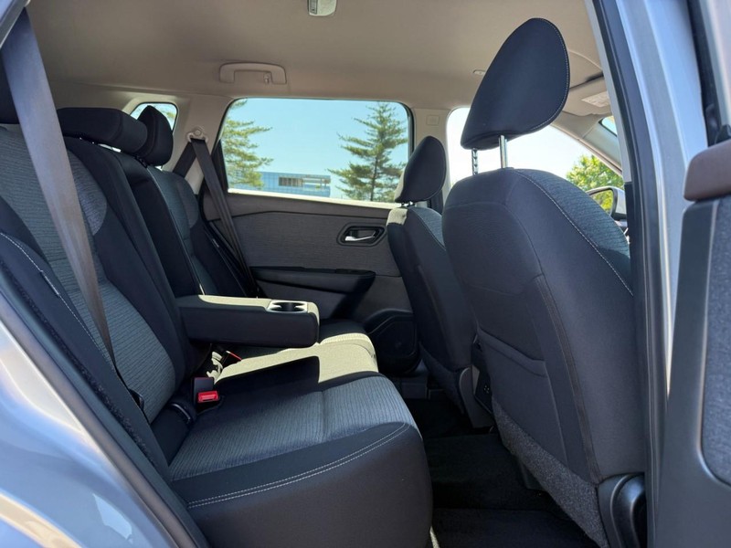 Nissan Rogue Vehicle Full-screen Gallery Image 11