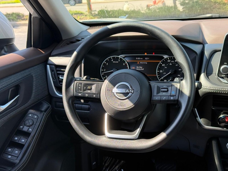 Nissan Rogue Vehicle Full-screen Gallery Image 13