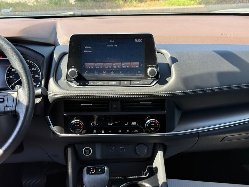 Nissan Rogue Vehicle Full-screen Gallery Image 14