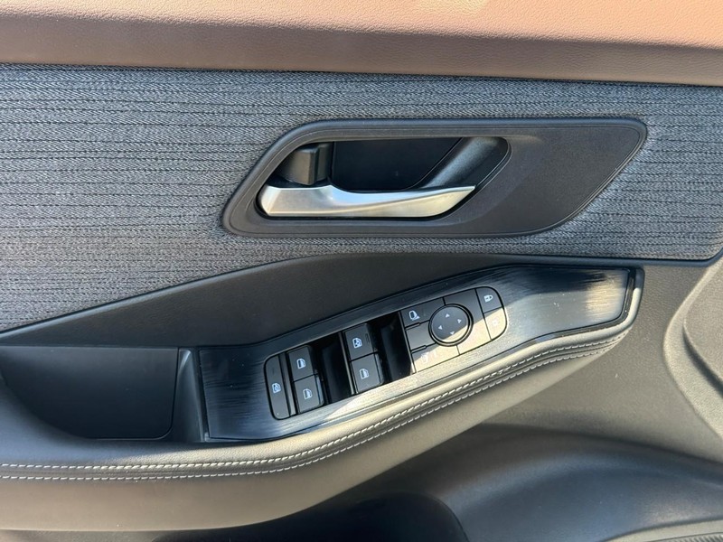 Nissan Rogue Vehicle Full-screen Gallery Image 16