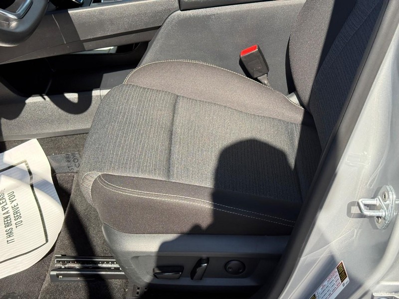 Nissan Rogue Vehicle Full-screen Gallery Image 17