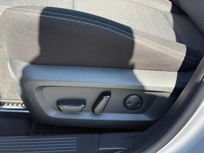 Nissan Rogue Vehicle Full-screen Gallery Image 18
