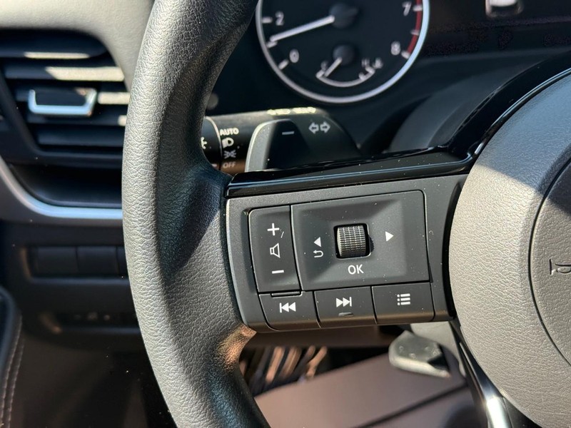 Nissan Rogue Vehicle Full-screen Gallery Image 19