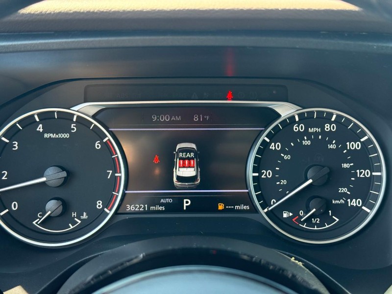 Nissan Rogue Vehicle Full-screen Gallery Image 21