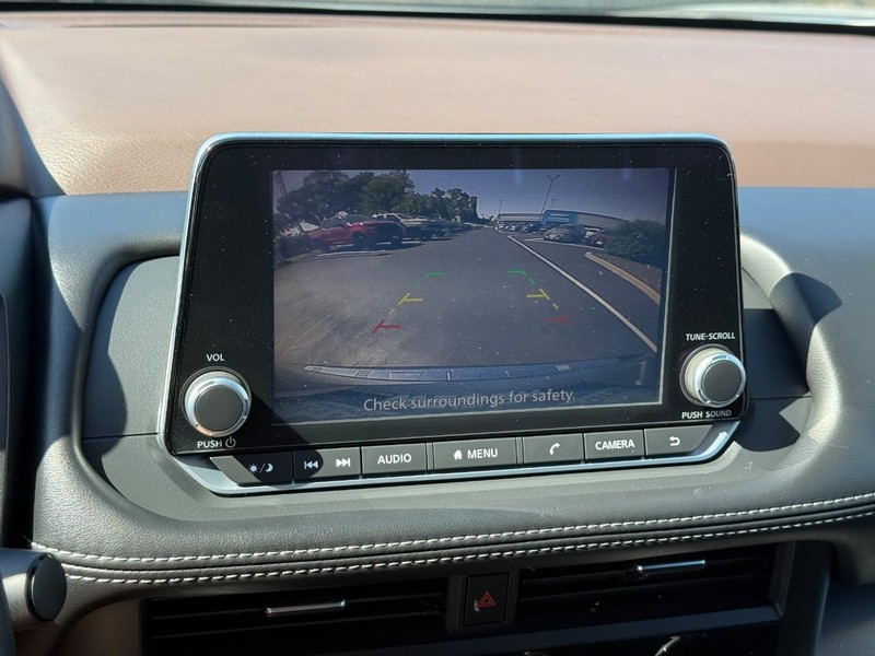 Nissan Rogue Vehicle Full-screen Gallery Image 23