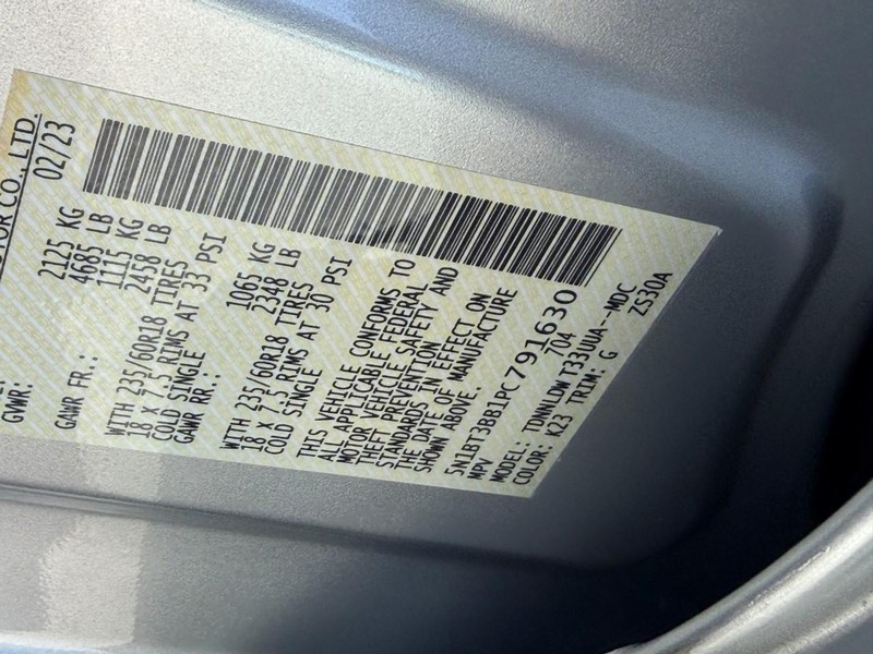 Nissan Rogue Vehicle Full-screen Gallery Image 24