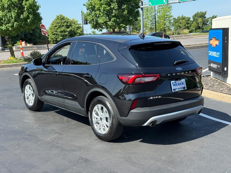Ford Escape Vehicle Full-screen Gallery Image 3