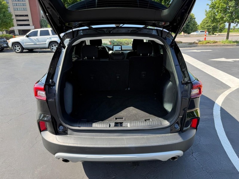 Ford Escape Vehicle Full-screen Gallery Image 6