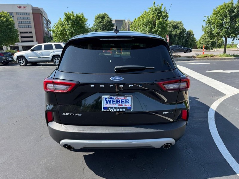 Ford Escape Vehicle Full-screen Gallery Image 7