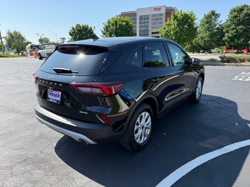 Ford Escape Vehicle Full-screen Gallery Image 8