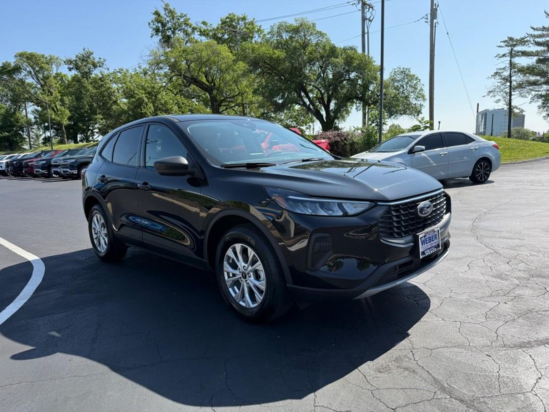 Ford Escape Vehicle Full-screen Gallery Image 9