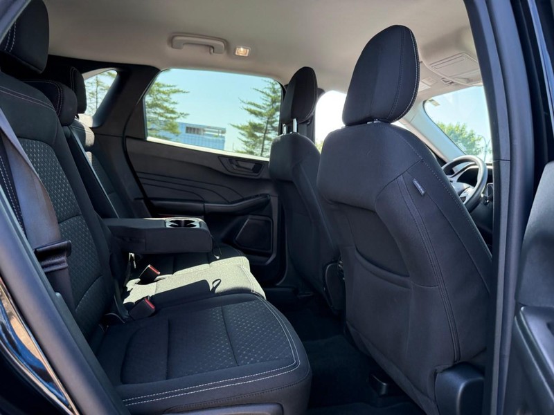 Ford Escape Vehicle Full-screen Gallery Image 11