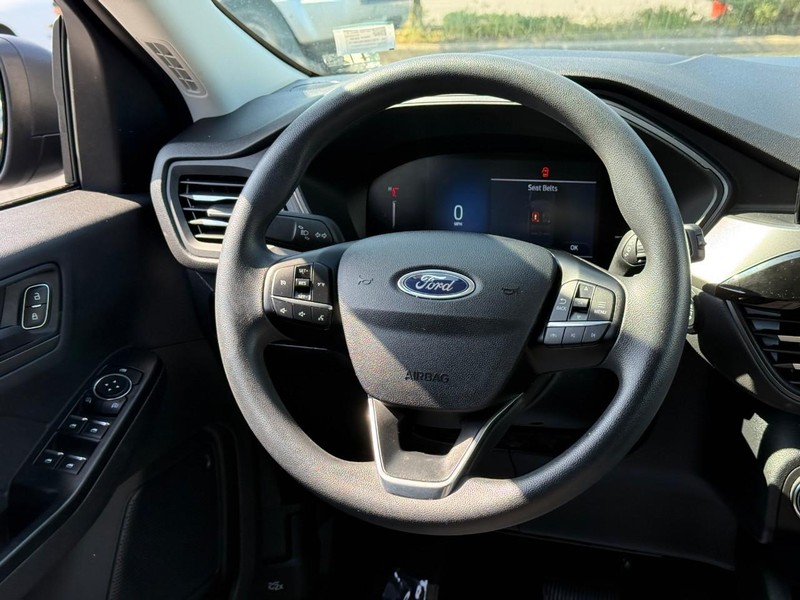 Ford Escape Vehicle Full-screen Gallery Image 13